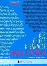 Dos chicos besándose
